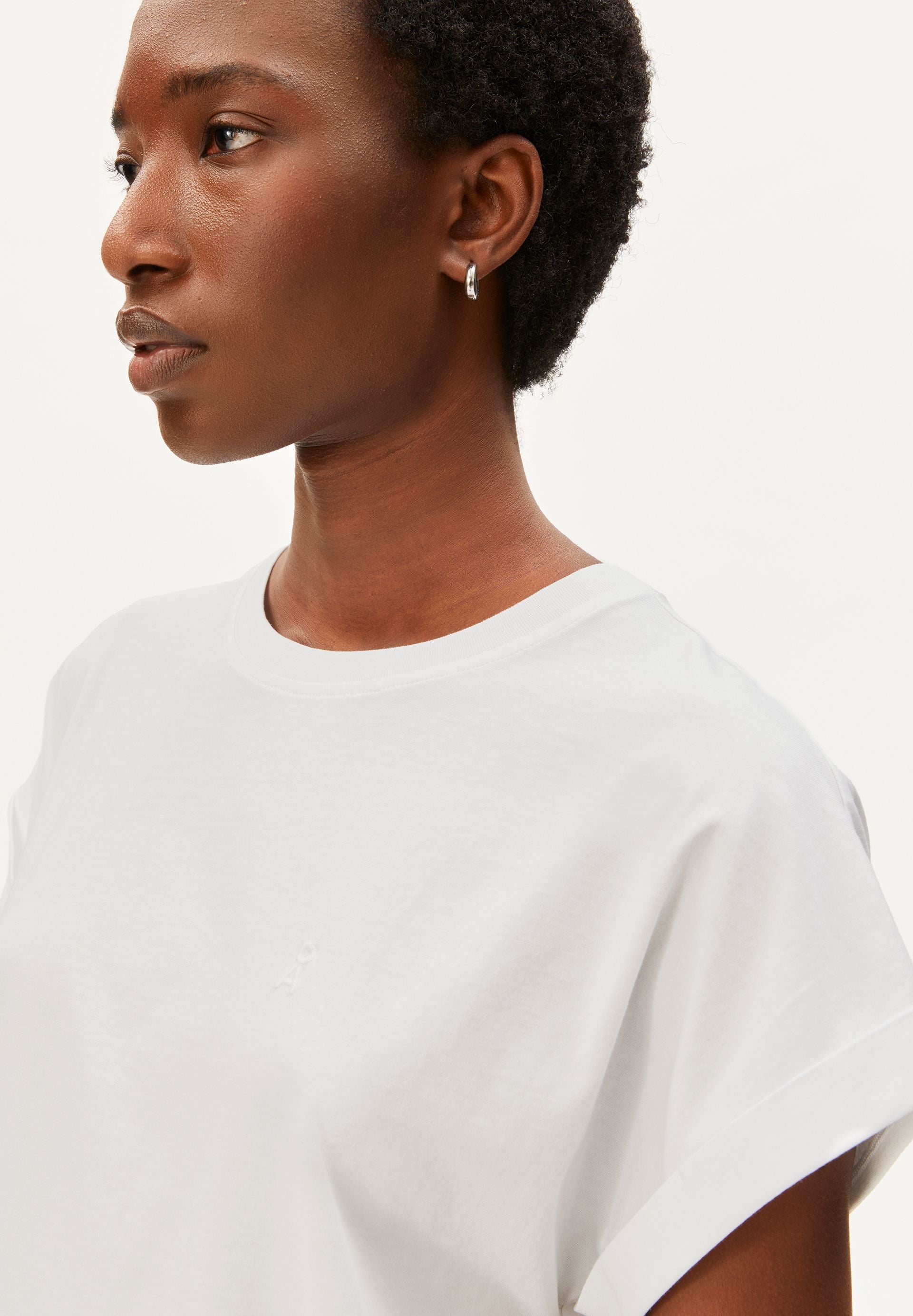 Nueva Camiseta IDAARA Blanca | Elegante, básica y atemporal.